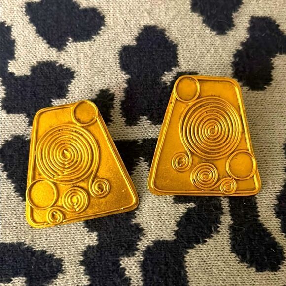 VTG Signed By Artist Audrey Schenk Modern Gold Tone Metal Pierced Earrings - Picture 1 of 3